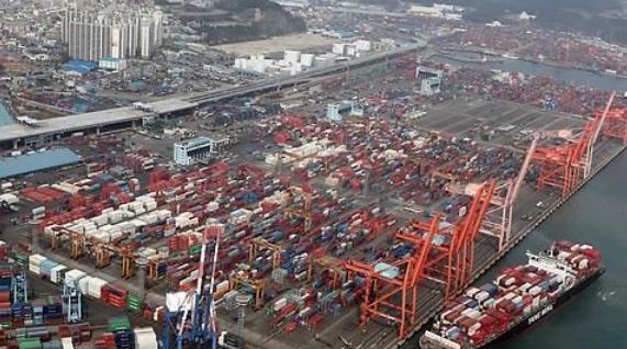(This undated photo shows containers carrying export goods in Busan, South Korea's largest seaport / Yonhap)