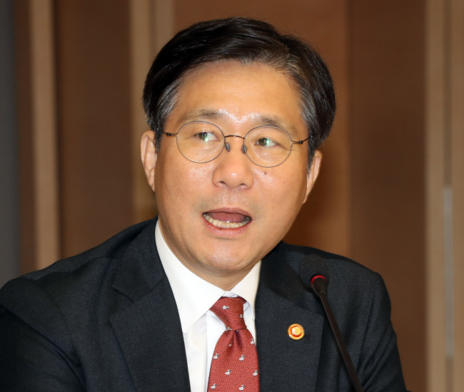 Sung Yun-mo, South Korea's minister of trade, industry and energy, speaks during a meeting with business leaders of the Korea Chamber of Commerce and Industry in Seoul on Nov. 12, 2018. (Yonhap)