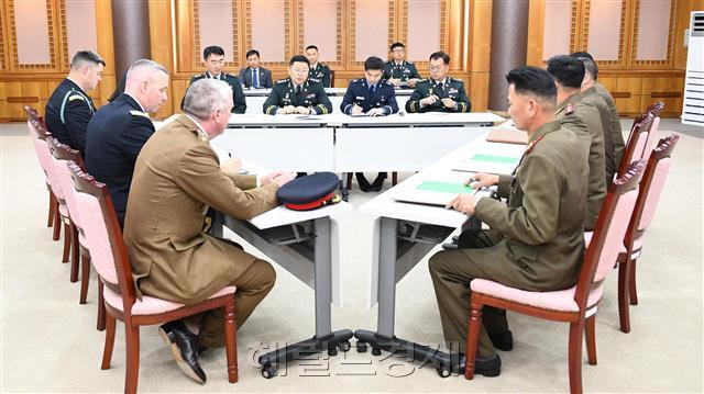 남북 군사당국과 유엔사는 12일 판문점 공동경비구역(JSA) 내 감시장비 운용 문제를 논의하기 위한 실무협의를 가졌다. 사진은 지난달 남북한과 유엔사 3자 협의체가 첫 회의를 가진 모습. [사진=헤럴드경제DB]