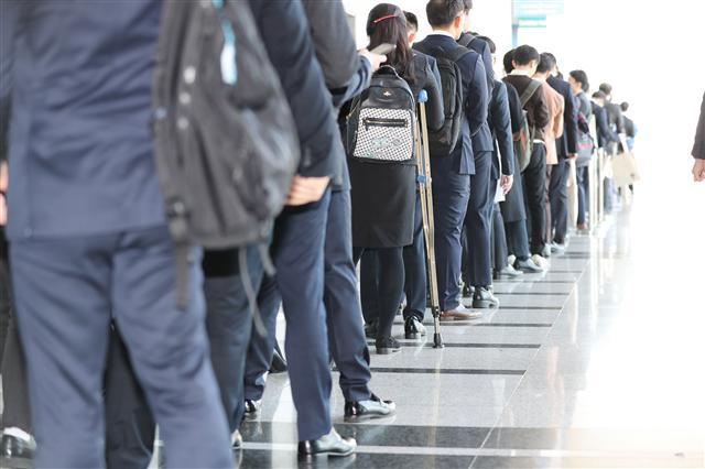 문재인 정부의 2기 경제팀이 꾸려진 가운데 고용부진에 대한 해법이 나올 지 관심이 집중되고 있다. 홍남기 부총리 겸 기획재정부 장관 후보자는 12일 “고용상황을 엄중하게 생각한다”고 말했다. 이날 오전 서울 서초구 aT센터에서 열린 ‘2018 삼성(전자계열) 협력사 채용한마당‘에 구직자들이 입장을 기다리고 있다. [연합뉴스]