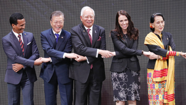 President Moon Jae-in (second from left) at 31st ASEAN Summits in Manila, Philippines, November 13, 2017 (Yonhap)