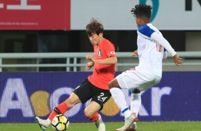 This file photo taken on Oct. 16, 2018, shows South Korean football player Kim Moon-hwan (L) controlling the ball during a friendly football match against Panama at Cheonan Stadium in Cheonan, South Chungcheong Province. (Yonhap)