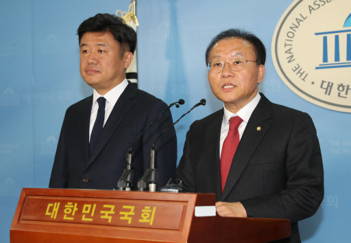 자유한국당 윤재옥(오른쪽), 바른미래당 유의동 원내수석부대표가 12일 오후 국회 정론관에서 기자회견을 열고 이날 오후에 열기로 한 여ㆍ야ㆍ정 국정상설협의체 합의문 이행 추진을 위한 3당 실무TF 회의에 정부의 인사강행 등을 이유로 야당이 참여를 보류하겠다고 밝히고 있다. (사진=연합뉴스)