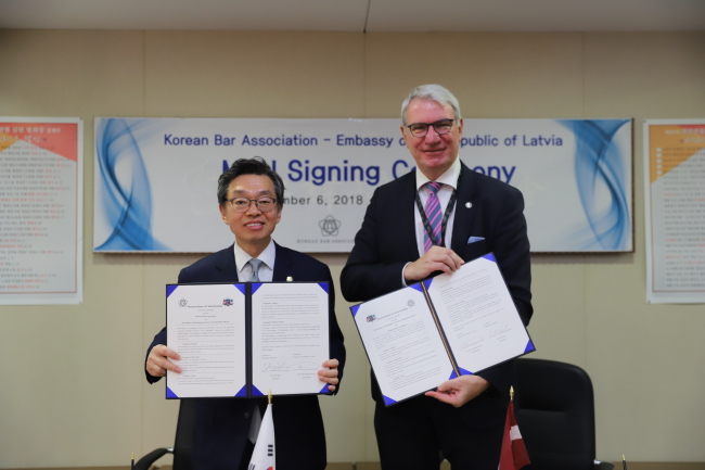 Latvian Ambassador to Korea Peteris Vaivars (right) and Korean Bar Association President Kim Hyun (Latvian Embassy)