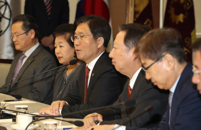 Trade Minister Sung Yun-mo (center) speaks at a meeting with business leaders, including Korea Chamber of Commerce and Industry Chairman Park Yong-maan (second from right) on Monday in Seoul. (Yonhap)