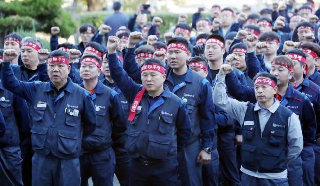 Members of GM Korea labor union rallying (Yonhap)