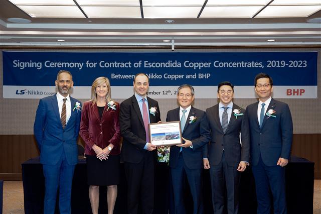 12일 울산 롯데호텔에서 동정광 장기구매계약을 체결한 후 BHP 비키 빈스<왼쪽 두 번째부터> 부사장, 다니엘 말척 사장, LS니꼬동제련 도석구 사장, 구본혁 부사장이 기념촬영을 하고 있다.