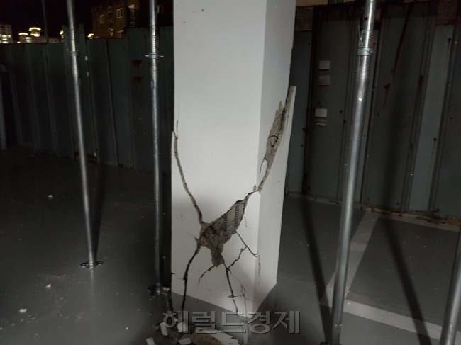 기둥이 파손되며 철근을 드러낸 경북 포항시 북구의 한 필로티 건물. 해당 건물은 시공 당시 철근을 기준 이하로 사용했던 것으로 뒤늦게 드러났다. [사진=유오상 기자/osyoo@heraldcorp.com]