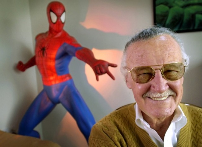 Stan Lee, creator of comic-book franchises such as “Spider-Man,” “The Incredible Hulk” and “X-Men,” smiles during a photo session in his office in Santa Monica, California, on April 16, 2002. (AP-Yonhap)