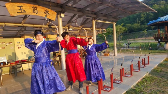 국궁의 명맥을 이어가는 제천 수산슬로시티의 옥순정 궁도장에서 관광객들이 국궁체험을 하고 있다.
