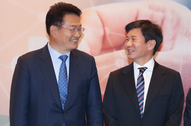 지난 7일 오후 서울 영등포구 전경련 컨퍼런스센터 다이아몬드홀에서 열린 남북경제교류특별위원회 창립회의에서 위원장인 정몽규 HDC 회장(오른쪽)과 더불어민주당 동북아평화협력특별위원장 송영길 의원이 이야기를 하고 있다.[사진=연합뉴스]
지난 7일 오후 서울 영등포구 전경련 컨퍼런스센터 다이아몬드홀에서 열린 남북경제교류특별위원회 창립회의에서 위원장인 정몽규 HDC 회장(오른쪽)과 더불어민주당 동북아평화협력특별위원장 송영길 의원이 이야기를 하고 있다.[사진=연합뉴스]
