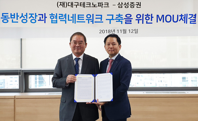 　삼성증권과 대구테크노파크가 ‘동반성장과 네트워크 구축을 위한 MOU’를 12일(월) 오후 대구테크노파크에서 체결했다. 왼쪽부터 대구테크노파크 권업 원장, 삼성증권 대구경북사업부 이선욱 상무.[사진=삼성증권 제공]
　삼성증권과 대구테크노파크가 ‘동반성장과 네트워크 구축을 위한 MOU’를 12일(월) 오후 대구테크노파크에서 체결했다. 왼쪽부터 대구테크노파크 권업 원장, 삼성증권 대구경북사업부 이선욱 상무.[사진=삼성증권 제공]