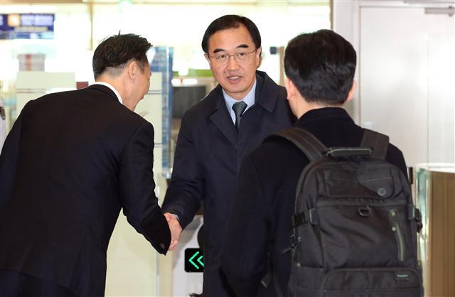 조명균 통일부 장관이 13일 미국으로 출국하며 관계자들과 인사하고 있다. 조 장관은 방미 기간 미국 워싱턴D.C와 뉴욕에서 미국 정부 및 의회 인사, 한반도 문제 전문가 등과 만나 남북관계 및 한반도 평화정착 방안 등에 대해 논의할 예정이다.  [연합뉴스]