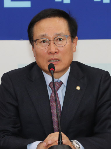 더불어민주당 홍영표 원내대표가 13일 오전 국회에서 열린 원내대책회의에서 발언하고 있다. [사진=연합뉴스]