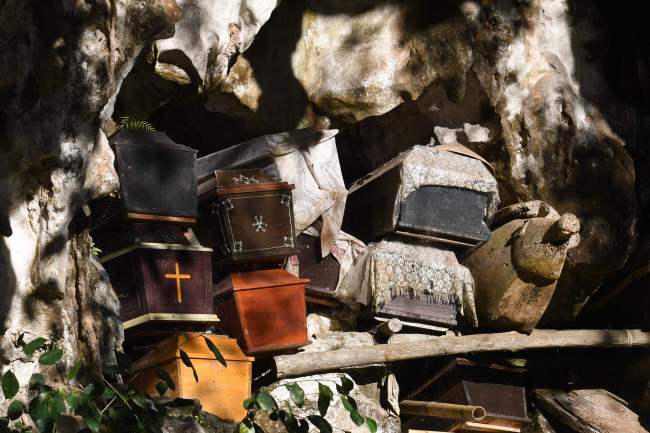 Coffins at the entrance to a burial cave in Londa in Tana Toraja regency on Sept. 11. (AFP-Yonhap)