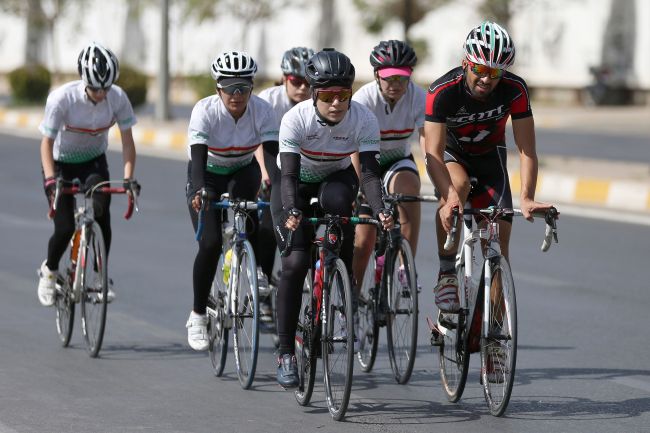 Members of the Iraqi national cycling women’s team take part in a training camp in Irbil on on Aug. 14. (AFP-Yonhap)