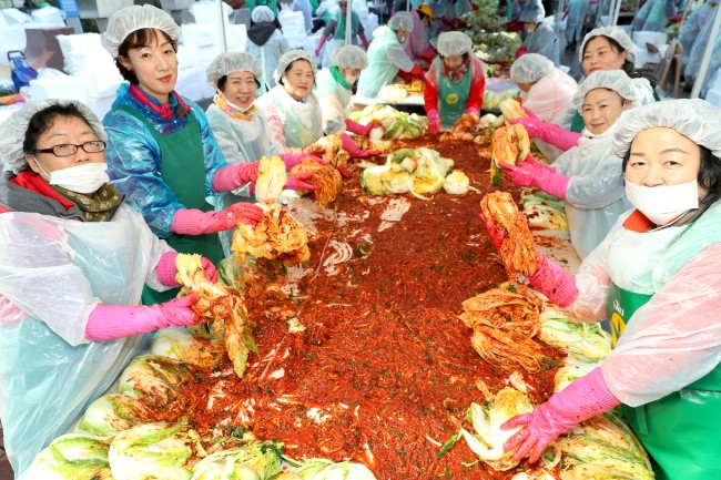 “사랑으로 김장김치 버무려요”