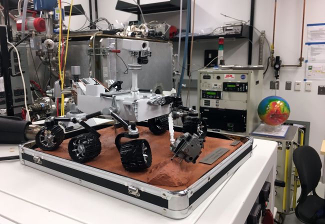 A miniature model of the Mars Curiosity rover in a lab at NASA‘s Goddard Space Flight Center in Greenbelt, Maryland, Oct. 9. (AFP-Yonhap)