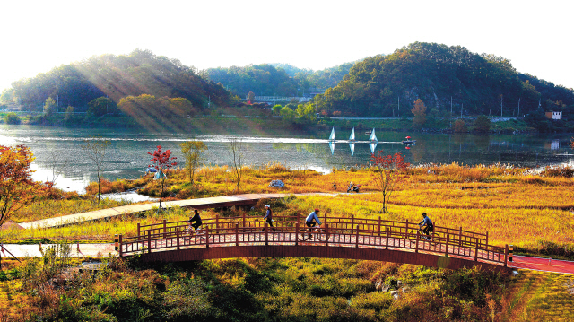 ①  전통 국궁의 명맥을 이어가는 제천 수산슬로시티의 옥순정 궁도장에서 관광객들이 국궁체험을 하고 있다.
②  여성 택견 고단자 문혜민(오른쪽)씨가 느릿하게 움직이다가 갑자기 발공격을 하면서 남성 상대를 제압하고 있다.
③  만종리대학로극장(대표 허성수)의 ‘고구려 온달과 평강이야기’는 1500년 그때로 시계를 되돌린다. 사진은 온달과 결혼하기 위해 궁을 떠나겠다는 평강공주를 연기하는 장면.