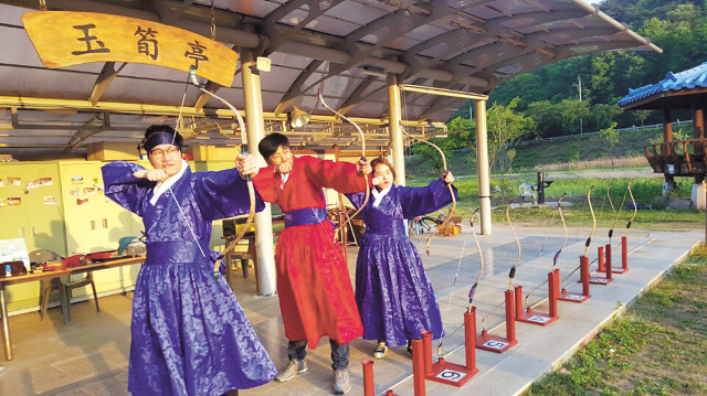 ①  전통 국궁의 명맥을 이어가는 제천 수산슬로시티의 옥순정 궁도장에서 관광객들이 국궁체험을 하고 있다.
②  여성 택견 고단자 문혜민(오른쪽)씨가 느릿하게 움직이다가 갑자기 발공격을 하면서 남성 상대를 제압하고 있다.
③  만종리대학로극장(대표 허성수)의 ‘고구려 온달과 평강이야기’는 1500년 그때로 시계를 되돌린다. 사진은 온달과 결혼하기 위해 궁을 떠나겠다는 평강공주를 연기하는 장면.