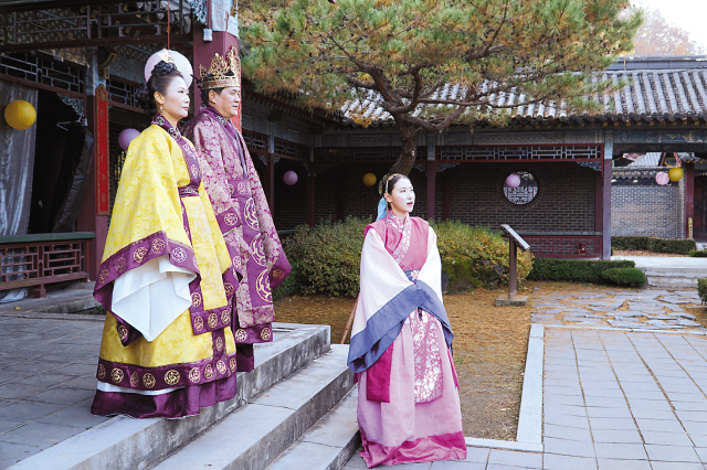 ①  전통 국궁의 명맥을 이어가는 제천 수산슬로시티의 옥순정 궁도장에서 관광객들이 국궁체험을 하고 있다.
②  여성 택견 고단자 문혜민(오른쪽)씨가 느릿하게 움직이다가 갑자기 발공격을 하면서 남성 상대를 제압하고 있다.
③  만종리대학로극장(대표 허성수)의 ‘고구려 온달과 평강이야기’는 1500년 그때로 시계를 되돌린다. 사진은 온달과 결혼하기 위해 궁을 떠나겠다는 평강공주를 연기하는 장면.
