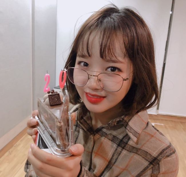 WekiMeki's Choi Yoo-jung turned 19 on Monday. (@WekiMeki Twitter)