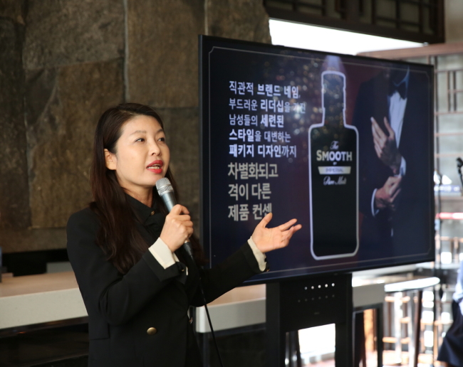 Director of brand marketing of Pernod Ricard Korea Kim Gyeong-yeon introduce its new low-alcohol spirit drink at Banyan Tree Seoul (Pernod Ricard Korea)
