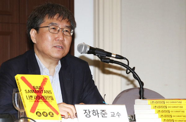 The book "Bad Samaritans" and its author professor Chang Ha-joon (Yonhap)