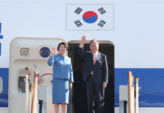 President Moon Jae-in (right) and the First Lady Kim Jung-sook leaving for Singapore, November 13, 2018 (Yonhap)