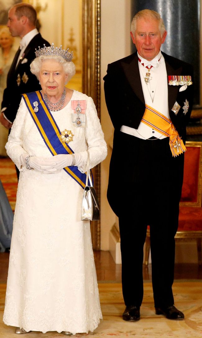 In this file photo taken on October 23, 2018 Britain's Queen Elizabeth II (L) and Britain's Prince Charles, Prince of Wales (R) pose together before a State Banquet in honour of the visiting King Willem-Alexander and Queen Maxima of the Netherlands at Buckingham Palace in London on October 23, 2018, (AFP)
