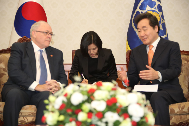 South Korean Prime Minister Lee Nak-yon (right) and Canadian Senate Speaker George Furey, November 13, 2018 (Yonhap)