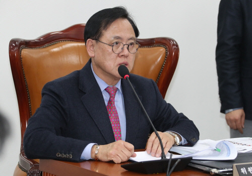 이명수 청년미래 특별위원회 위원장이 지난 2월 국회에서 열린 청년기본법 제정을 위한 공청회를 주재하고 있다.[사진=연합뉴스]
이명수 청년미래 특별위원회 위원장이 지난 2월 국회에서 열린 청년기본법 제정을 위한 공청회를 주재하고 있다.[사진=연합뉴스]