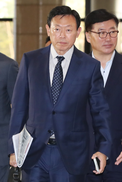 신동빈 롯데그룹 회장이 지난달 김포국제공항에서 일본으로 출국하고 있는 모습.  [연합뉴스]