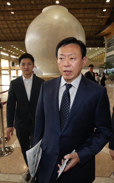 신동빈 롯데그룹 회장이 지난달 김포국제공항에서 일본으로 출국하고 있는 모습. [사진=연합뉴스]