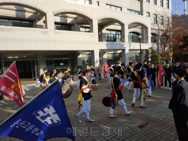 [14일 수능 출정식에 나선 용산고등학교 학생들. 사진= 김성우 기자/zzz@heraldcorp.com]