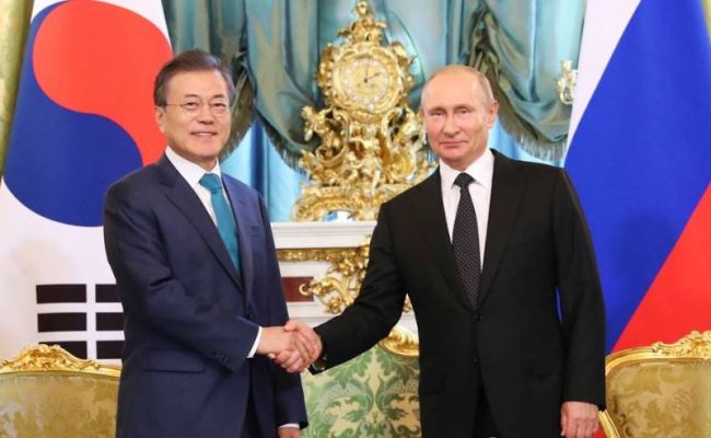 South Korean President Moon Jae-in (left) and Russian President Vladmir Putin during summit, June 22, 2018 (Yonhap)