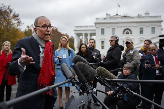 White House chief economic adviser Larry Kudlow talks to reporters outside the White House, Tuesday. (AP-Yonhap)