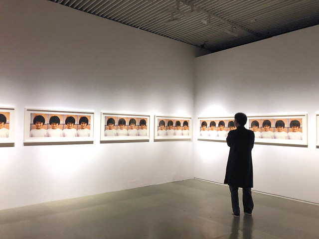 ① 제12회 상하이비엔날레 전시전경. 주제인 프로리그레스(Proregress)를 ‘전진일보 후퇴양보(前一步 后退兩步)’로 제시했다.
②루이스 브르주아, 셀 시리즈. 롱 뮤지엄.
③ 프란시스 알리스의 ‘La depense’전 전경. 록번드 아트 뮤지엄
④ 카타리나 그로세의 첫 중국전 ‘Mulbling Mud’. 치(chi) K11 아트 뮤지엄
⑤ 알프레도 자 ‘A Hundred Times Nguyen’(상하이 비엔날레 출품작)
⑥ 도날드 저드의 작품을 위트있게 재현한 멕시코 작가 호세 다빌라의 작품.