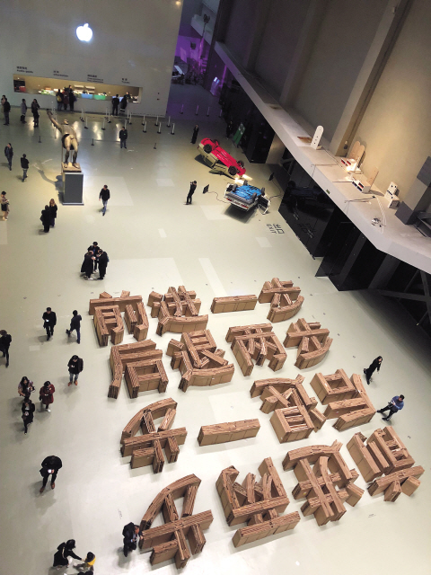 ① 제12회 상하이비엔날레 전시전경. 주제인 프로리그레스(Proregress)를 ‘전진일보 후퇴양보(前一步 后退兩步)’로 제시했다.
②루이스 브르주아, 셀 시리즈. 롱 뮤지엄.
③ 프란시스 알리스의 ‘La depense’전 전경. 록번드 아트 뮤지엄
④ 카타리나 그로세의 첫 중국전 ‘Mulbling Mud’. 치(chi) K11 아트 뮤지엄
⑤ 알프레도 자 ‘A Hundred Times Nguyen’(상하이 비엔날레 출품작)
⑥ 도날드 저드의 작품을 위트있게 재현한 멕시코 작가 호세 다빌라의 작품.
