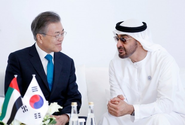 South Korean President Moon Jae-in (left) and UAE Crown Prince Mohammed bin Zayed Al Nahyan, March 26, 2018 (Yonhap)