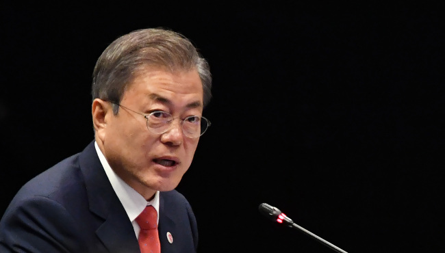 President Moon Jae-in addresses the leaders of ASEAN nations in Singapore on Wednesday. Yonhap