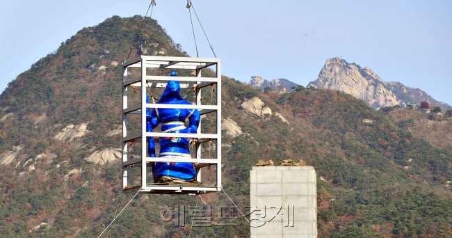 서울 광화문광장에 있는 이순신장군 동상 42년만에 처음으로 보수작업을 위해 옮겨지고 있다. 2010.11.14 [사진=이상섭 기자 babtong@heraldcorp.com]