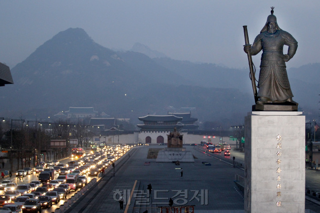 보수작업을 마친 이순신장군 동상이 40여일 만에 다시 본래의 자리에 세워지고 있다. 2010.12.23 [사진=이상섭 기자 babtong@heraldcorp.com]