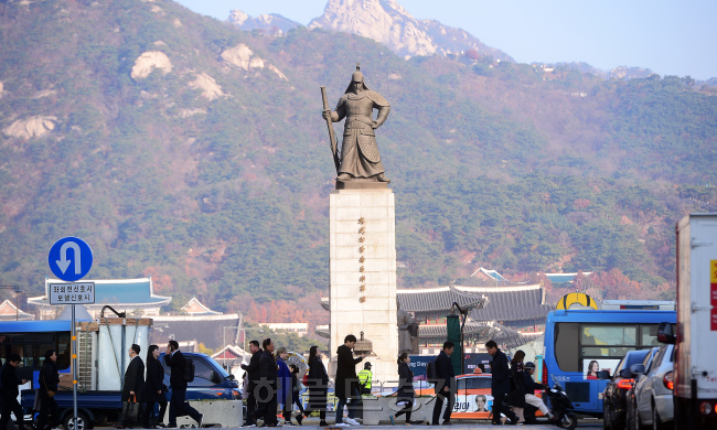 서울 광화문광장에 설치된 이순신 장군 동상이 늠름한 모습으로 광화문광장을 지키고 있다. 2018.11.14 [사진=이상섭 기자 babtong@heraldcorp.com]