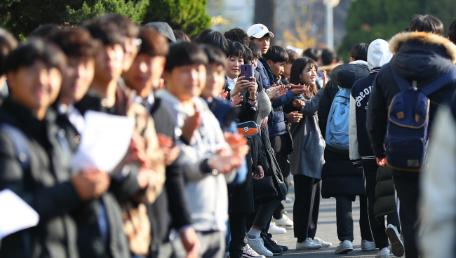 [Photo News] Koreans rally behind senior students before college ...