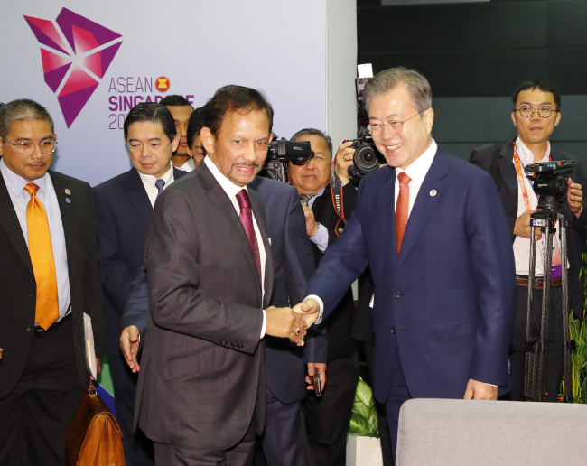South Korean President Moon Jae-in (right) held a summit with Brunei's Sultan Hassanal Bolkiah in Singapore, November 14, 2018 (Yonhap)