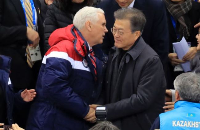 South Korean President Moon Jae-in (right) and US Vice President Mike Pence (Yonhap)