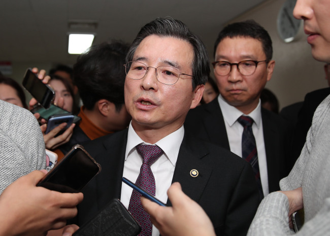 Financial Services Commission Vice Chairman Kim Yong-beom, who leads the Securities and Futures Commission, answers questions after Wednesday’s press briefing on Samsung BioLogics’ stock trading suspension. (Yonhap)