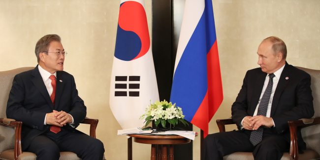 President Moon Jae-in and Russian President Vladimir Putin hold summit talks in Singapore on Wednedsay. Yonhap