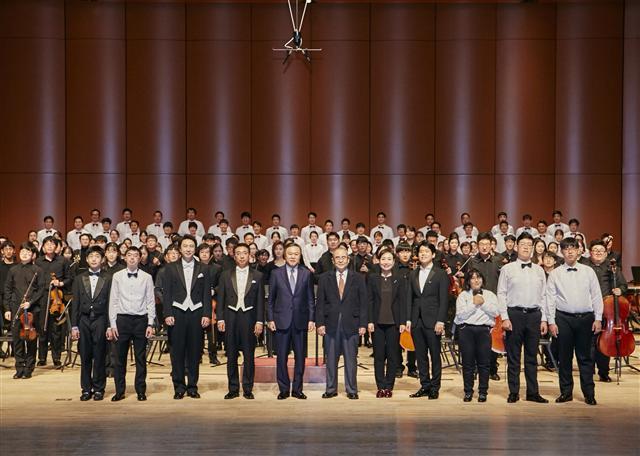 삼성화재 최영무 사장(왼쪽 5번째)이 장애인먼저실천운동본부 이수성 이사장, 국립특수교육원 김은숙 원장, 지휘자 오경열, 바이올리니스트 다니엘 조 등과 기념사진을 찍고 있다.